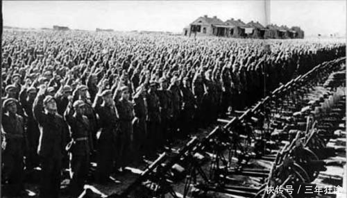 紧紧|时隔20年,毛主席念念不忘“张疯子”,授衔仪式上紧紧握住他的手