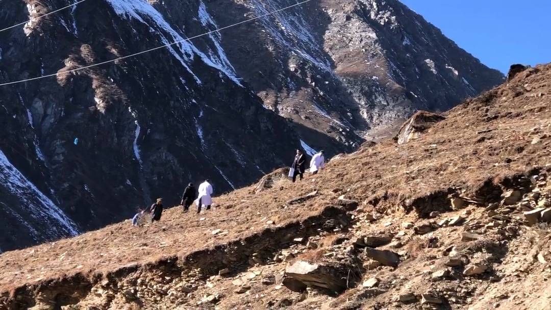 巴郎山|一男子疑在四川巴郎山徒步时遇难 目击者：走下山捷径时发生意外