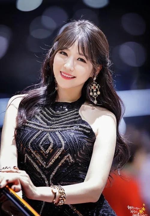 韩国知名车模, 时尚镂空连衣裙, 带出迷人性感, 网友: 好身材!