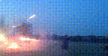 |搞笑GIF:第一次见女网友,之前她一直说是个胖子,今天一看,果然是