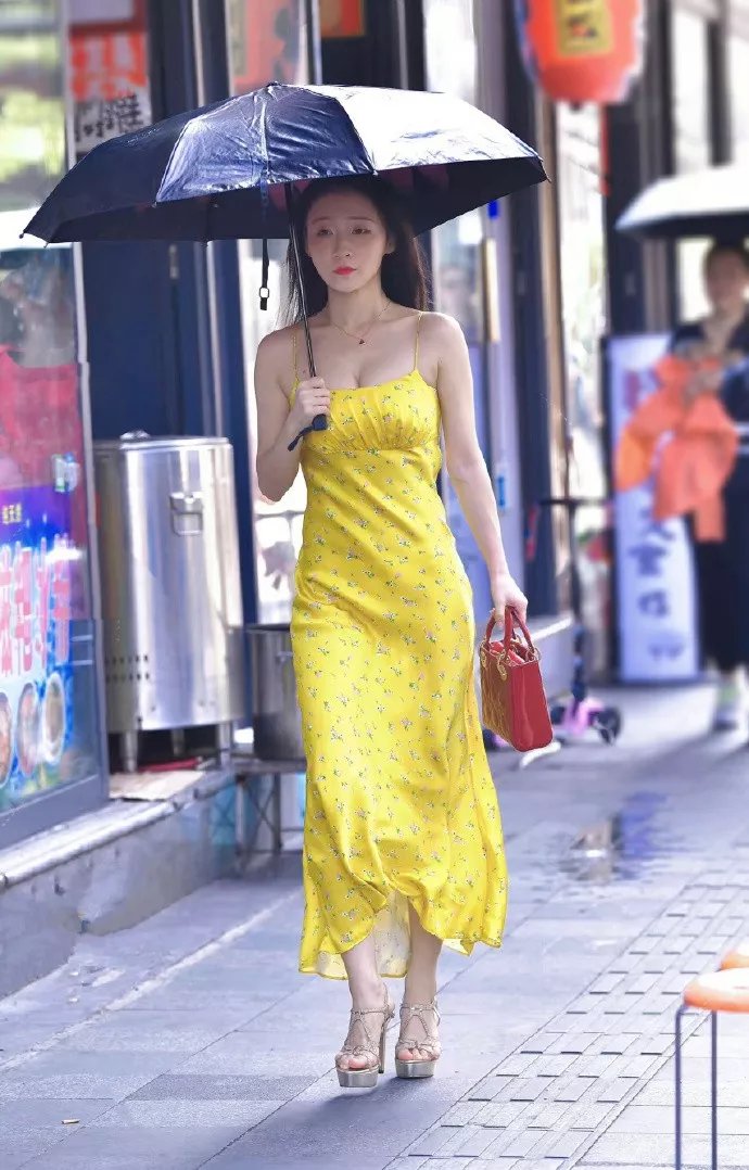 玫瑰花|街拍：美丽的女生搭配上高跟鞋，让自己看上去犹如玫瑰花般的美丽