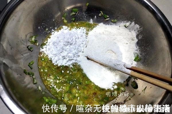 炸蘑菇，不要挂糊直接下锅，多加这一步，色泽金黄，口感香酥脆
