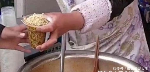 摆摊|大妈街上摆摊卖方便面,1元一份00后很爱吃,某师傅慌了