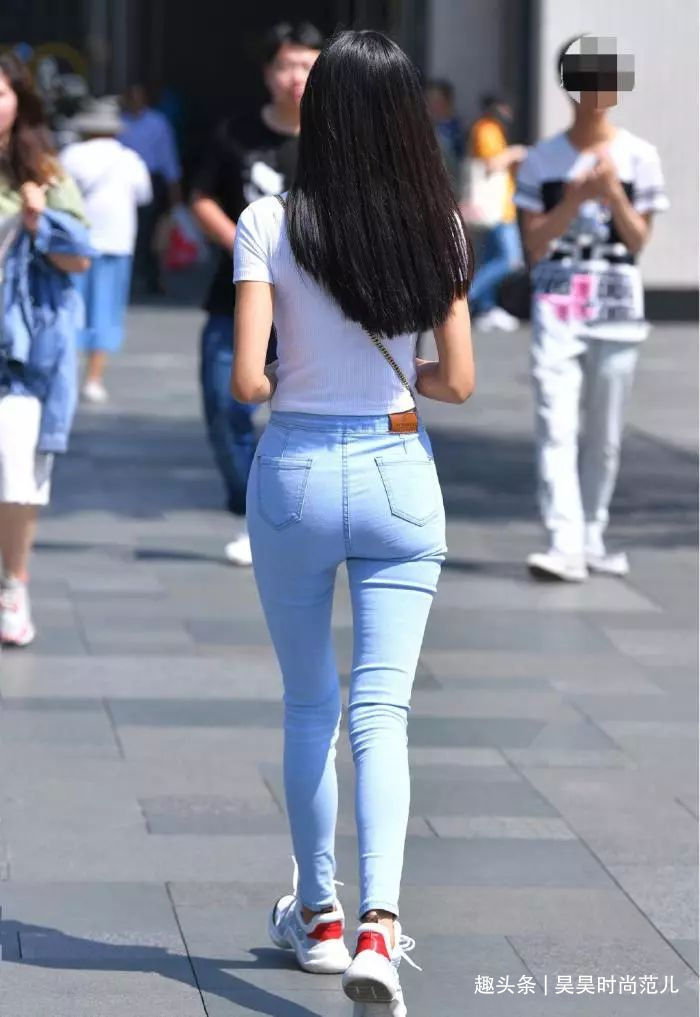 小姐姐 夏末休闲风穿搭，气质女生偏爱T恤+牛仔裤搭配，简单大方又显时尚