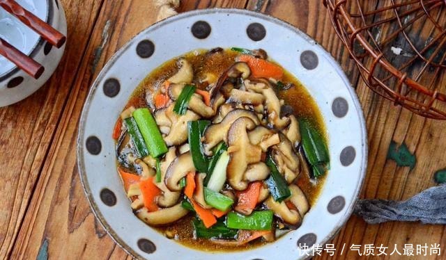 天冷就爱吃这菜，炒一炒五分钟就上桌，爽口美味，全家人都爱吃