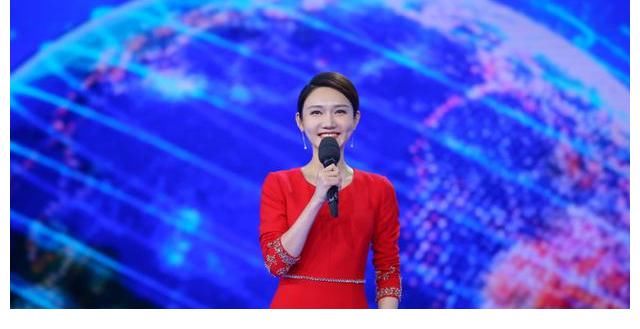 央视主持齐聚上海,“一姐”董卿压轴出场发言,撒贝宁犀利点评