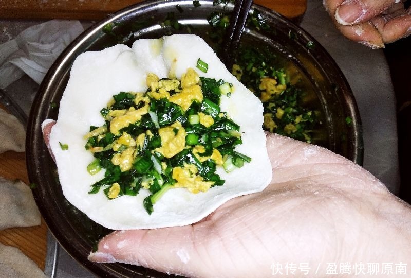 烙韭菜盒，调料施放有讲究!这么做皮酥馅鲜，韭菜翠绿不下汤
