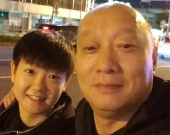 教练|杨广弟为何自愿掏腰包帮助孙颖莎?恩师生日,看莎莎举动就知道了