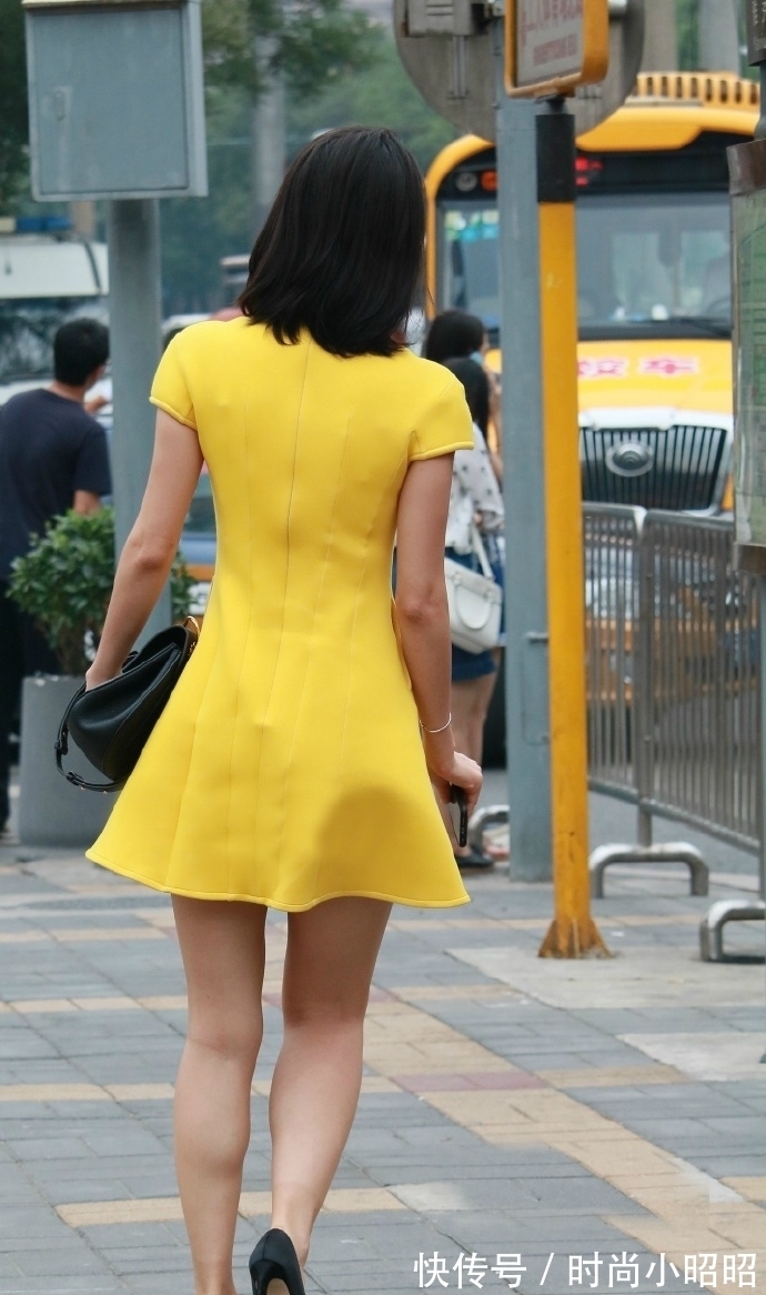小姐姐 高跟太挤脚，有点不太妙，走路直“扭腰”