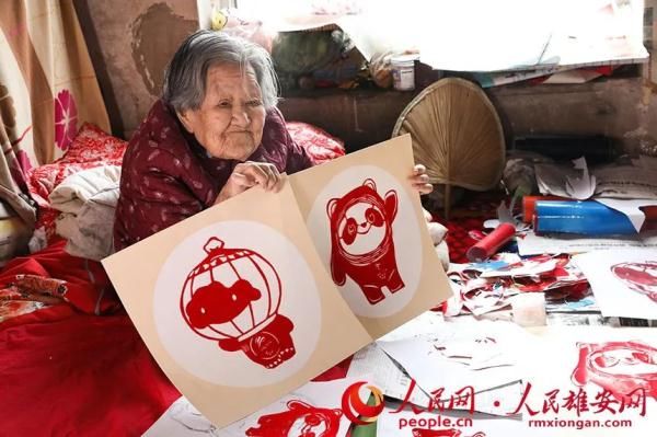 北京冬奥会|太可爱了！95岁奶奶“妙手生墩”
