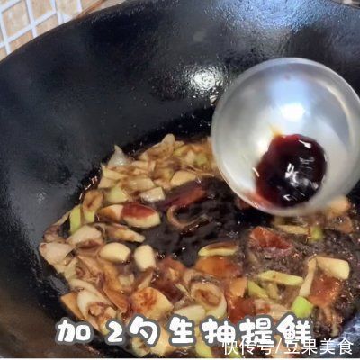 巨下饭|#巨下饭的家常菜#丰富餐桌味之酱烧小黄鱼贴饼子