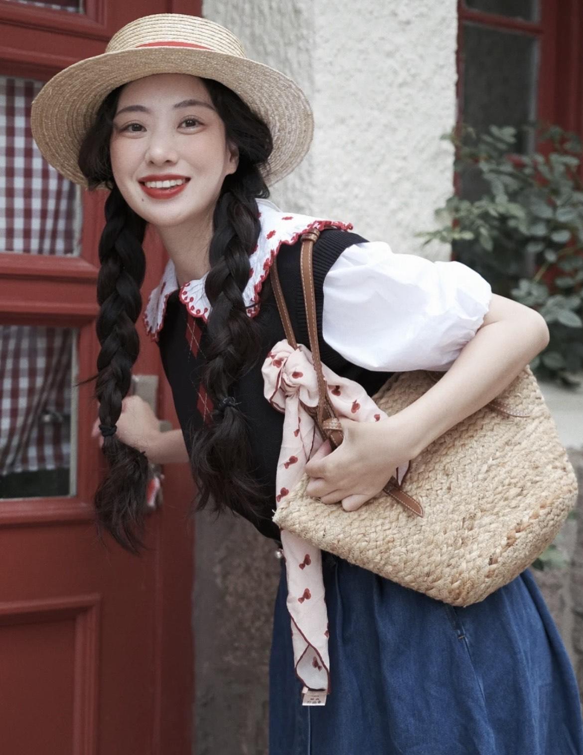 牛仔马甲|秋季，牛仔马甲怎么搭才洋气？搭配黑色衬衫和阔腿裤，高级又洋气