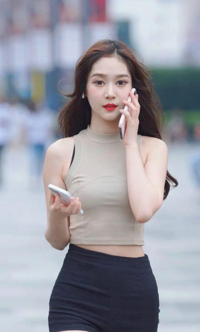 牛仔裤|浅灰色针织上衣搭配牛仔裤,修身效果得到很好体现,看上去时尚又可爱