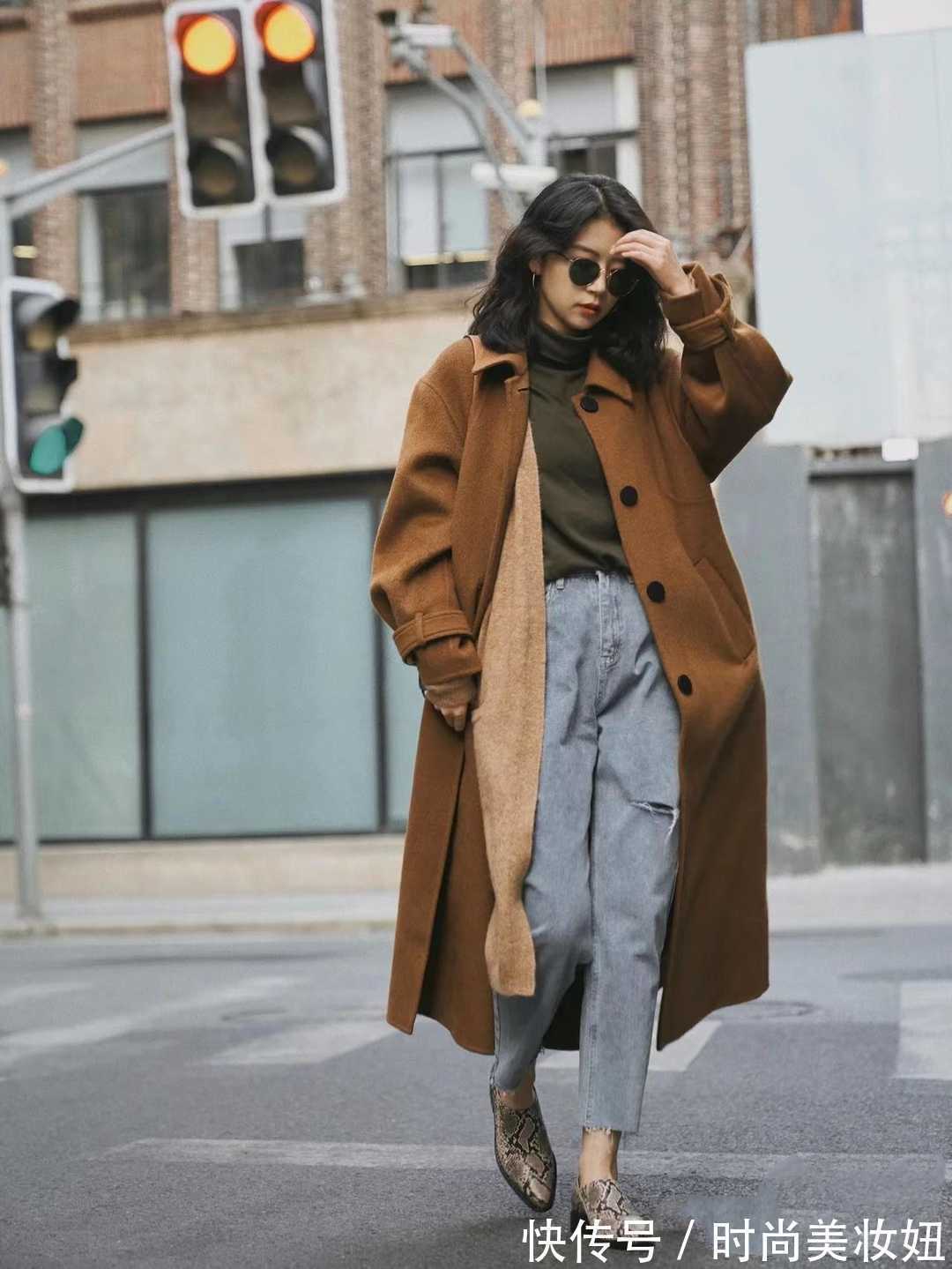 大衣|“驼色大衣”已经烂大街?学时尚博主的高级配色,穿出高雅大牌范