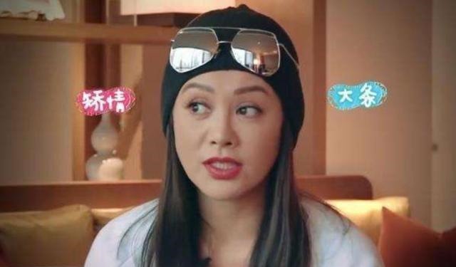 谄媚|宁静当年蹲在张国立脚边说话,表情谄媚,一旁的章子怡满脸不屑