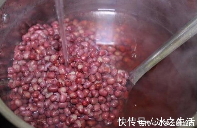 煮红豆,别直接加水下锅煮,多做1步,红豆10分钟煮好,软烂开花