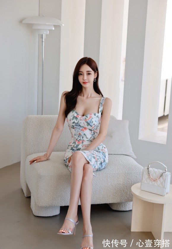 孙允珠|女神孙允珠高清时尚搭配:高贵文雅杜乐丽水彩花簇衣裙