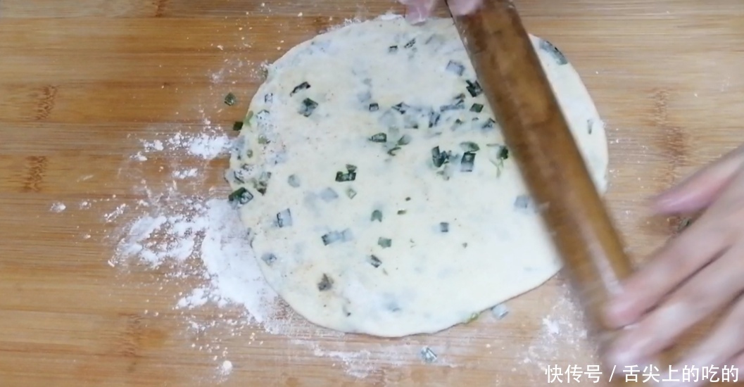 简单|简单又好吃的葱油饼,只需少许的葱花,就能享受齿颊留香的美味