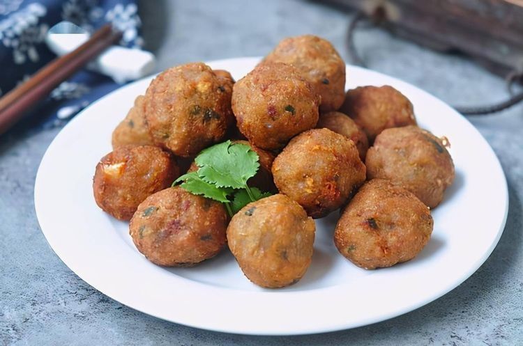 炸丸子的老做法,外酥里嫩,放上一宿也不硬,营养又解馋