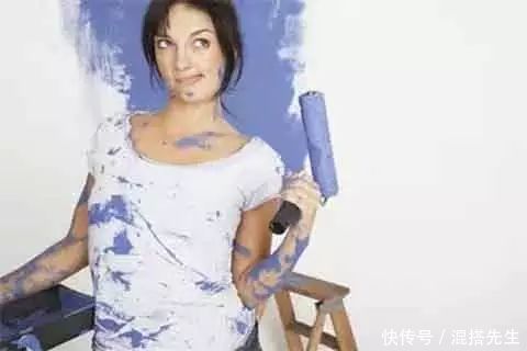 白色|白色的衣服容易脏和发黄,有了这一招,不管什么颜色都变干净