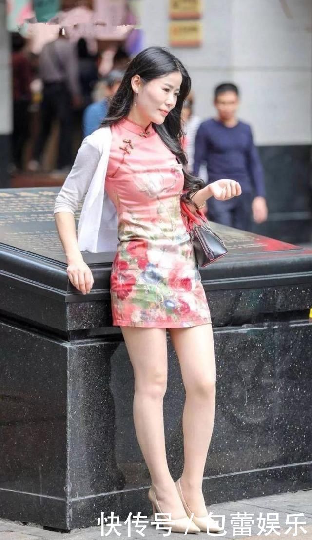 紧身牛仔裤搭配高跟鞋,让女性出街更有气质