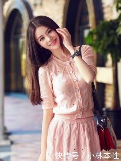 美女|凹凸紧致的连衣裙美女,天生丽质,给人眼前一亮的感觉!