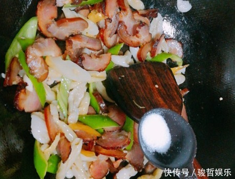  炒腊肉时，有人焯水有人蒸厨师学会正确方法，腊肉嫩滑不硬