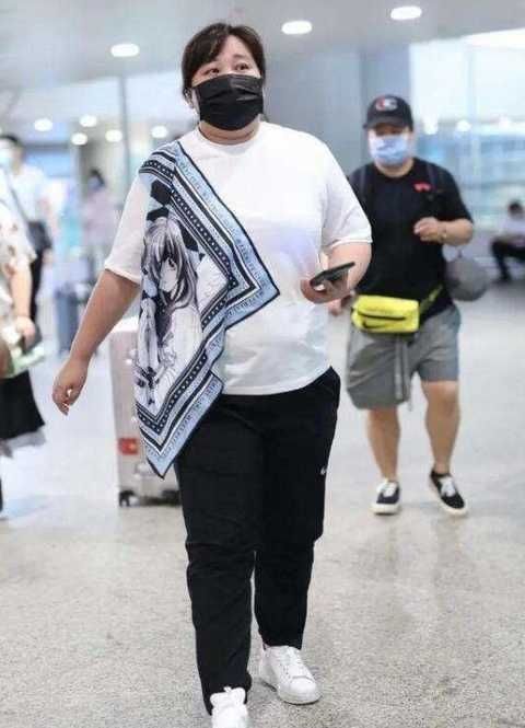 39岁贾玲再次胖出天际，脖子三层肉，长裙遮不住粗腿，担心她的健康