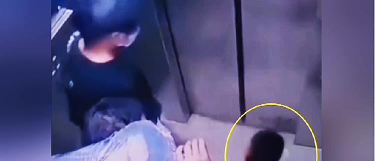 桶装水|男子扛38水出电梯,遭男孩恶意绊脚愤怒回踢:我不是你爸不会惯你