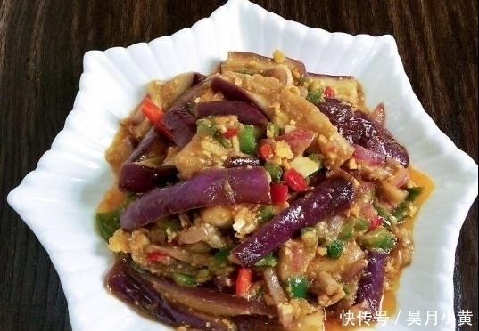 茄子|炒红烧茄子,先放油就错了,掌握这个方法,茄子不吸油不发黑