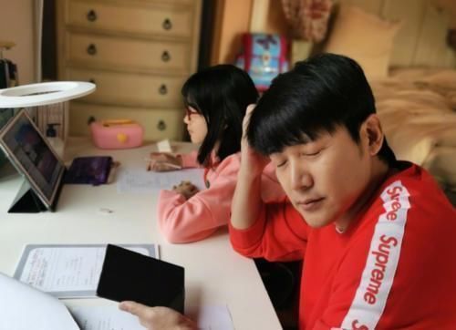 辅导作业|“几减5等于4?”姐姐教弟弟写作业被气哭,弟弟坐一旁表情亮了