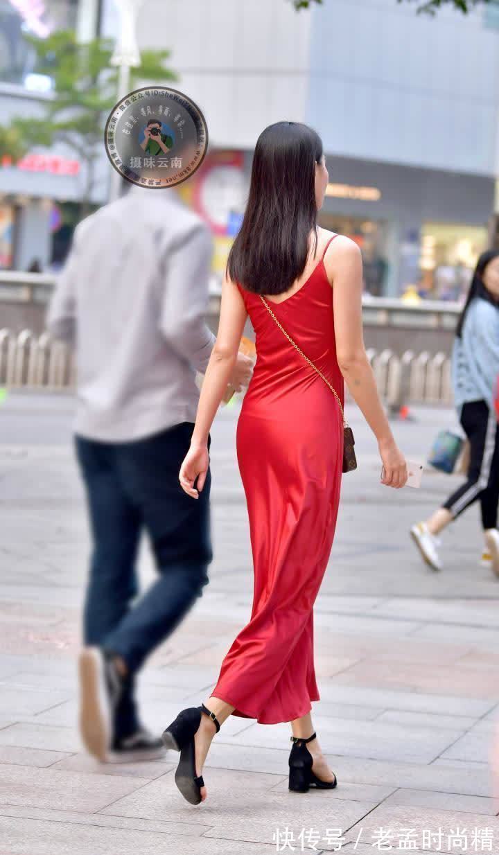 街拍 街拍美女:小姐姐红色连衣裙出街, 露的不是肩而是高级感!