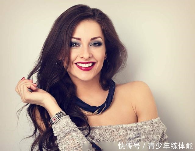 气质感|女人戴手镯还是手表好看三个理由告诉你,别再戴错让人笑话!