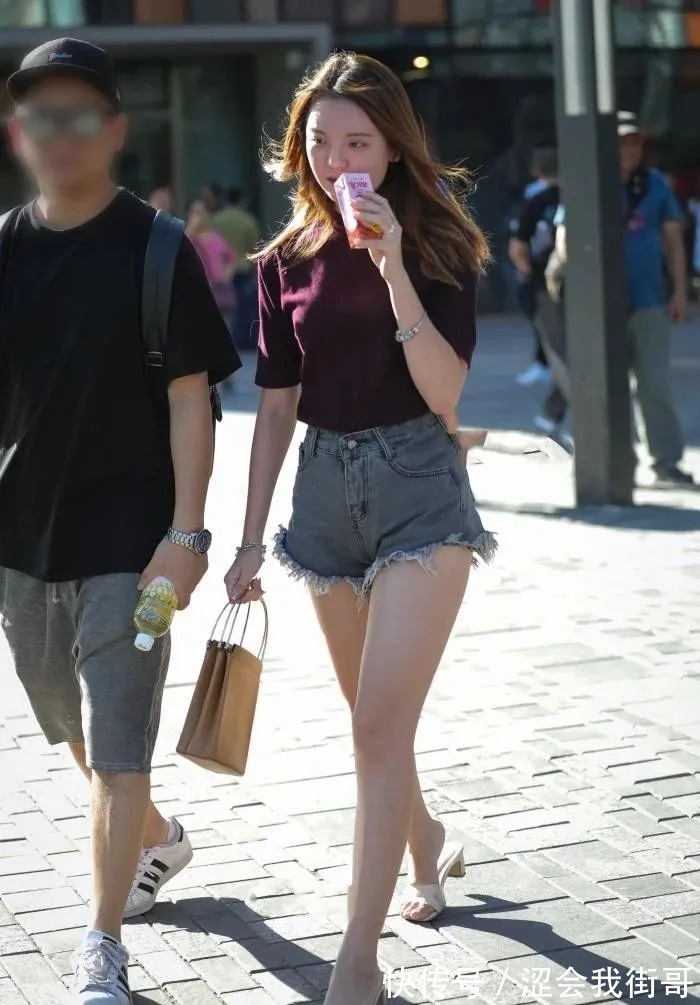 短裤 暗紫色短袖搭配烟灰色短裤,简单百搭,两者毫无违和感