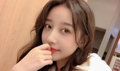 她是非誠勿擾最美女觀眾,卻因為鏡頭不經(jīng)意一掃,進(jìn)入了演藝圈