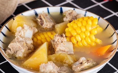 炖排骨汤时，别直接加水就炖，牢记3个妙招，味道不比饭店里的差