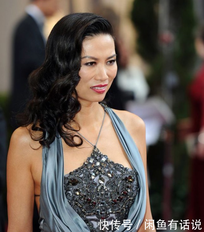 tips|邓文迪罕见换发型,烫微卷发好显年轻,配“露背礼服”哪像52岁