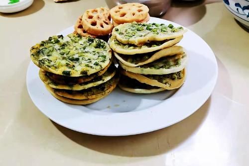 年夜饭小吃葱花饼,甘香酥脆,吃1个想2个,比大鱼大肉还受欢迎