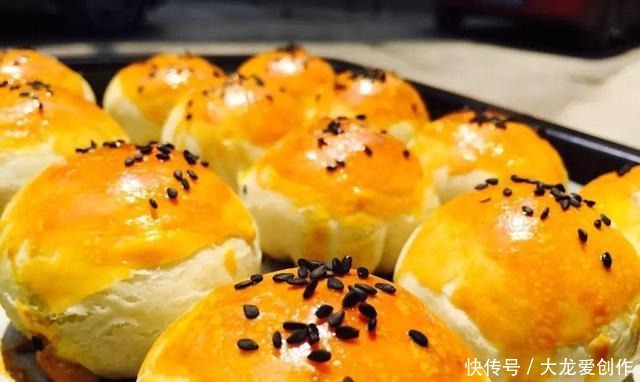 大枣除了熬粥,有些中式点心里面也有,不甜不腻,外酥里嫩,喷香