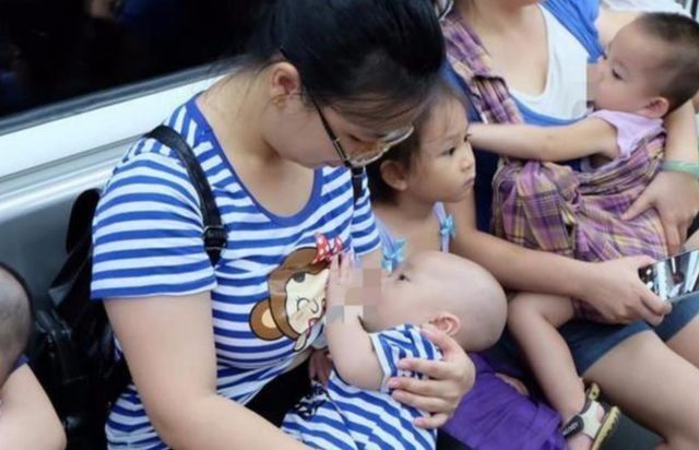 地铁|女子在地铁上喂母乳,被旁边男子指责不体面,妈妈当场回怼太解气