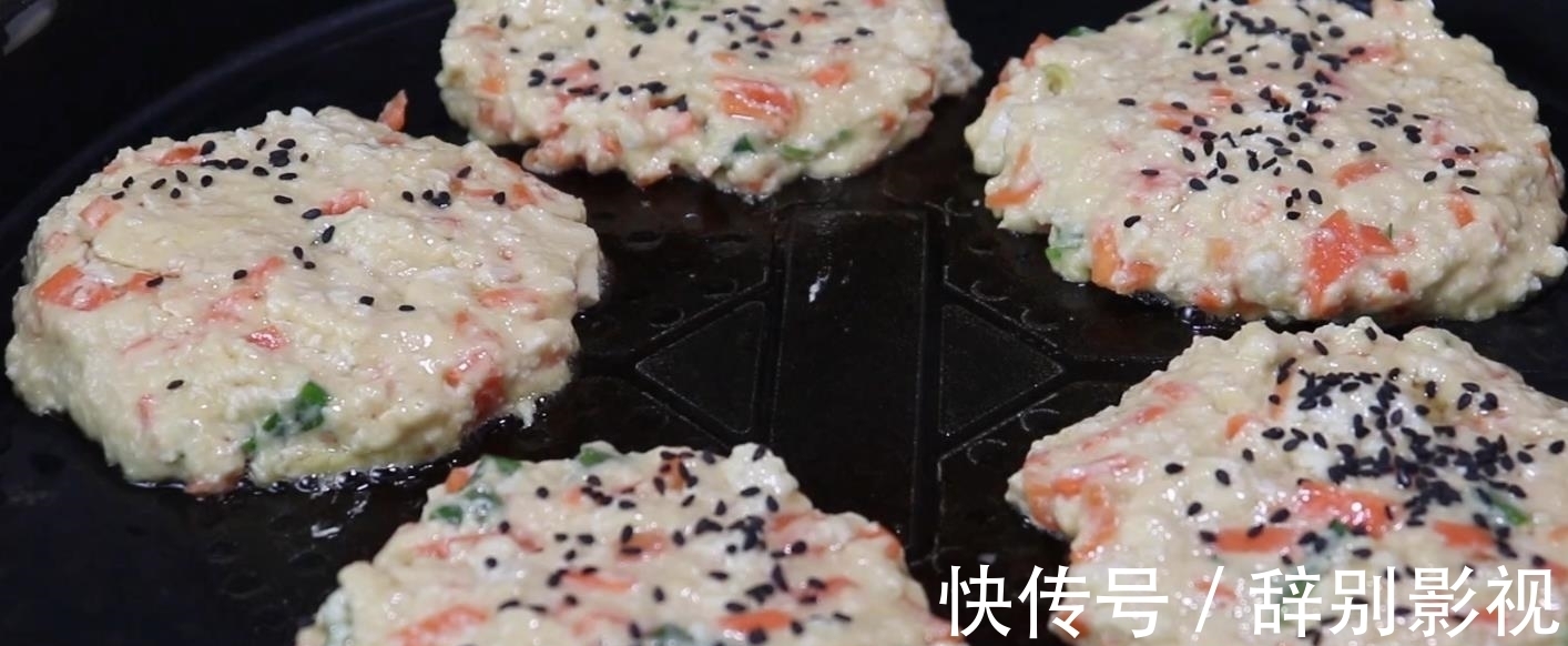 大厨教你豆腐扔进蛋液，擀面杖一压，天天吃都不腻，上桌就被吃光