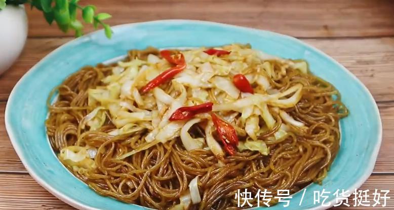 包菜|原来包菜炒粉是这么做的，难怪以前做的粘锅还不好吃，技巧都在这