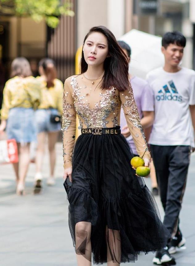 裙角|裙角飘扬的春装搭配,时髦又可爱的姑娘千万不要错过