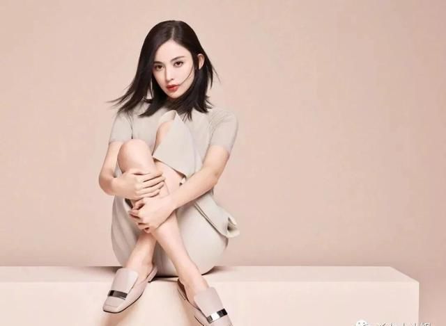 连衣裙|忘掉高跟鞋,“连衣裙+平底鞋”才是夏季王炸组合