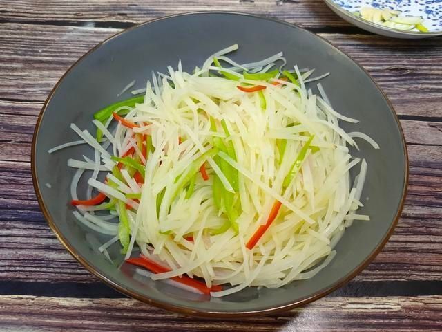 什么时候|炒土豆丝,什么时候放醋是关键,这一步做对,怎么炒都脆爽好吃