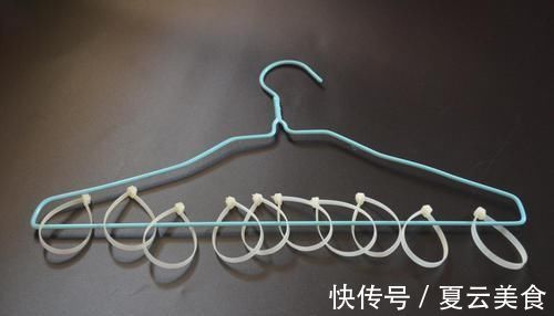 袜子|衣架上绑几根扎带, 放阳台上太实用了, 解决了困扰大家的一个难题
