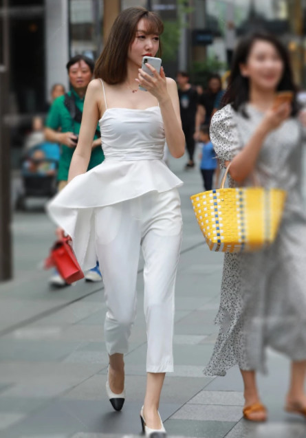 穿搭|街拍一身白色的穿搭,干净又女神感十足