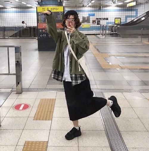 运动鞋|卫衣+裙装好看又温柔，小个子这样穿显可爱，小姐姐尽显甜美范