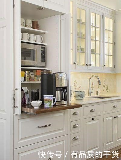 饮水机|我当初怎么没想到,柜子下多加1块小抽板,专门拿来放小厨电超赞!