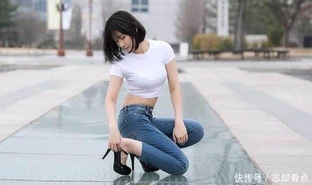 牛仔裤|时尚穿搭:紧身牛仔裤小姐姐,身材曼妙很动人!